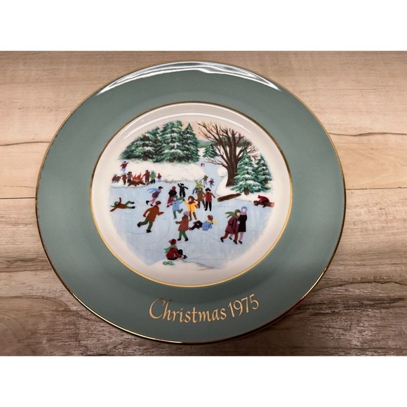 Vintage 1975 Avon Christmas Collection Skates On The Pond Porcelain Plate - Picture 1 of 9